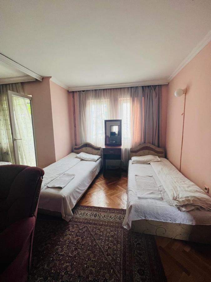 Guest House Velania Pristina Eksteriør billede