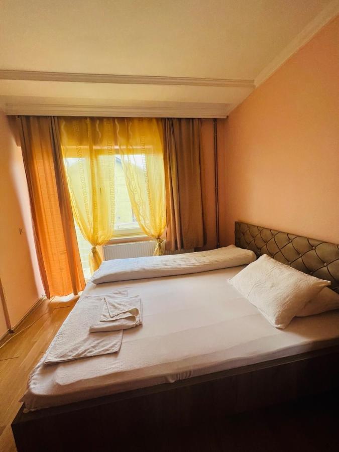 Guest House Velania Pristina Eksteriør billede