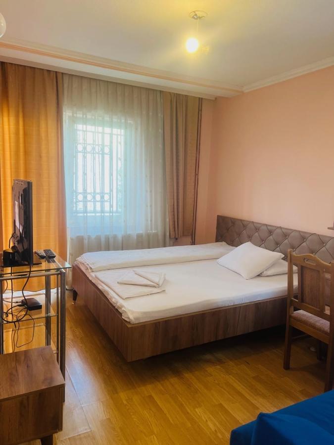 Guest House Velania Pristina Eksteriør billede