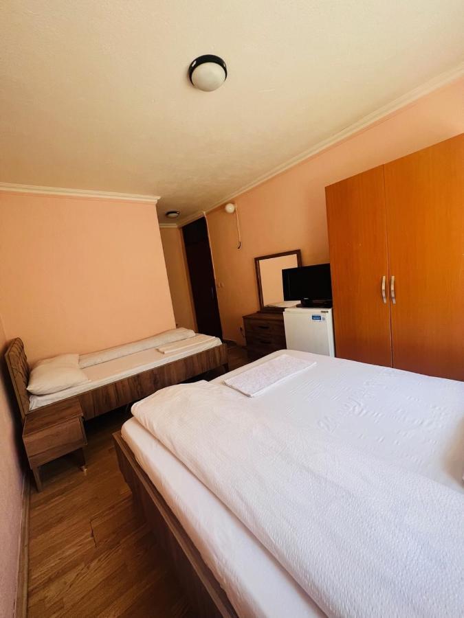 Guest House Velania Pristina Eksteriør billede