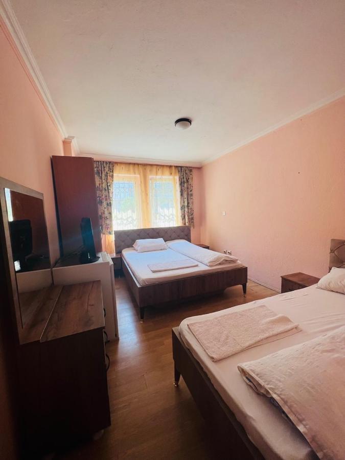 Guest House Velania Pristina Eksteriør billede