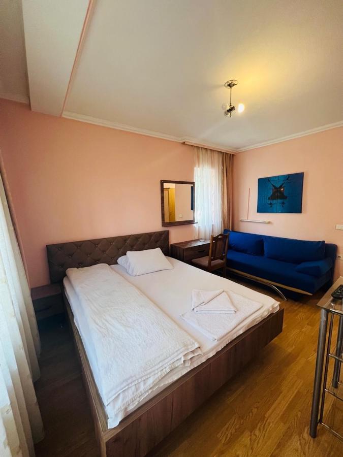 Guest House Velania Pristina Eksteriør billede